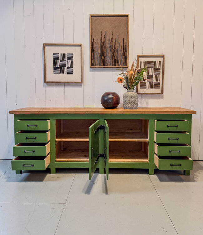 Vintage grüne Holzwerkbank