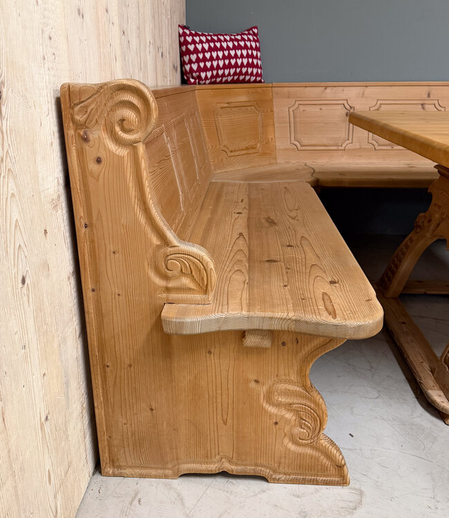 Alpine interior seating area | Stube dining area | Vintage corner sofa