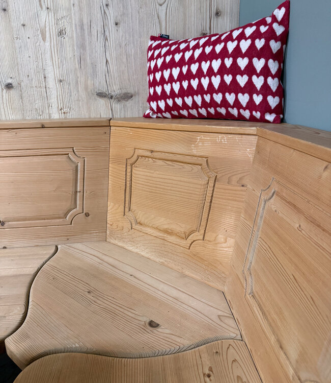 Alpine interior seating area | Stube dining area | Vintage corner sofa