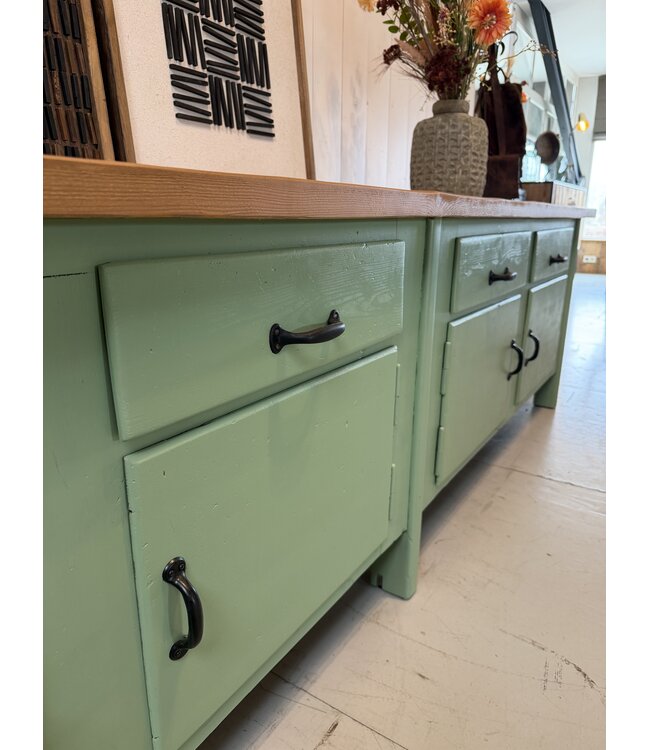 Green industrial workbench