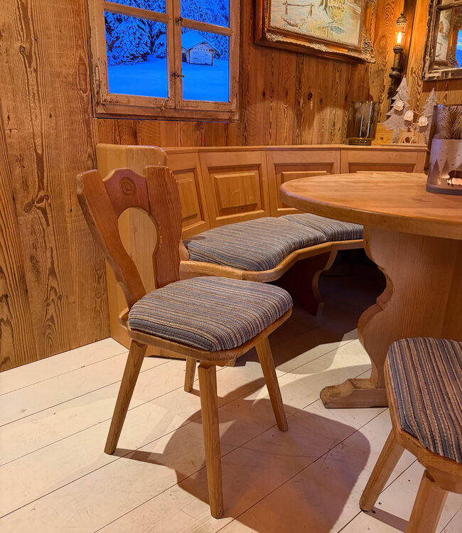 Austrian round seating | Stube seating area | Round sofa + table and chairs