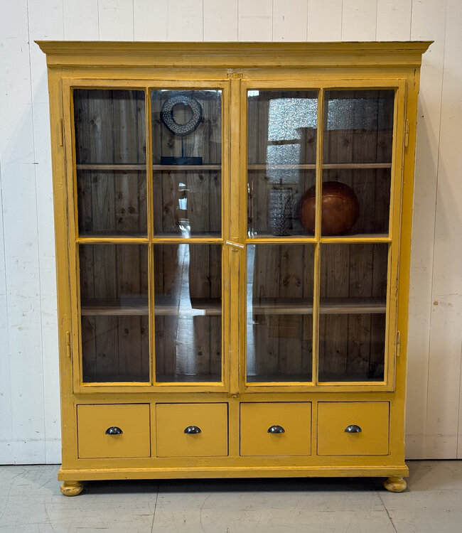 Vintage gelber Vitrinenschrank