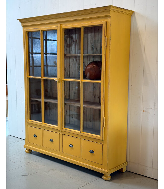 Vintage gelber Vitrinenschrank