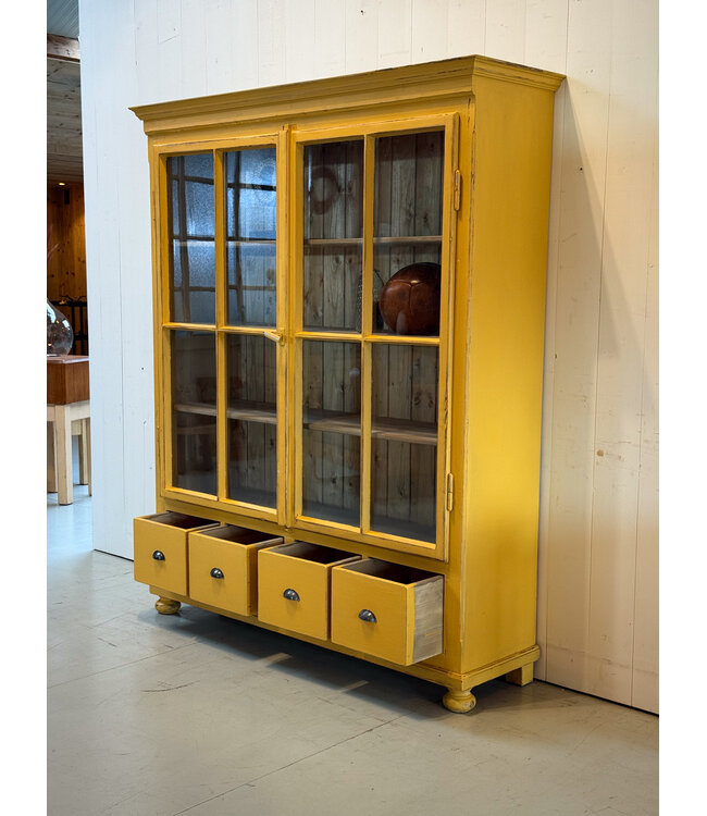 Vintage gele vitrinekast