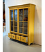 Vintage gelber Vitrinenschrank