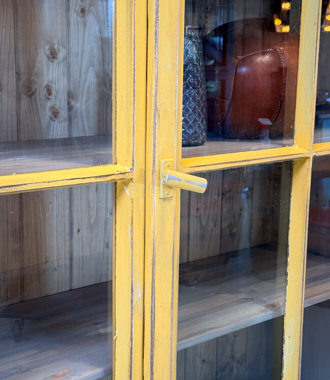 Vintage gele vitrinekast