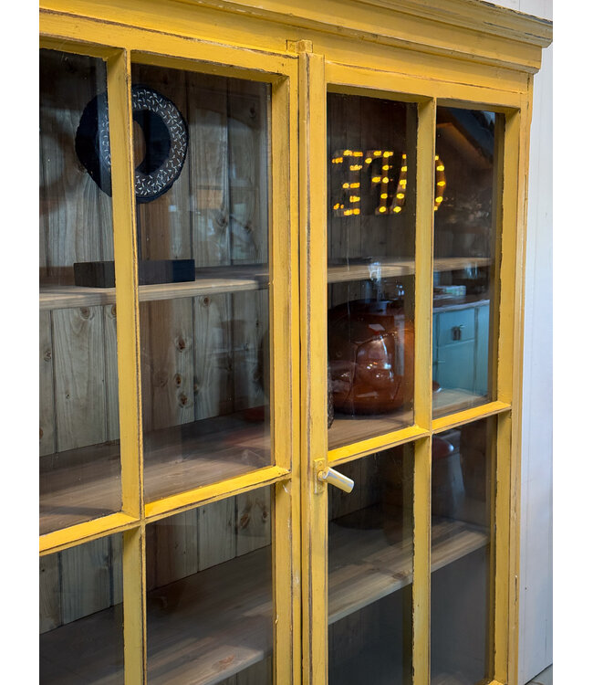 Vintage gelber Vitrinenschrank
