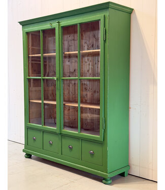 Green country-style wooden dresser