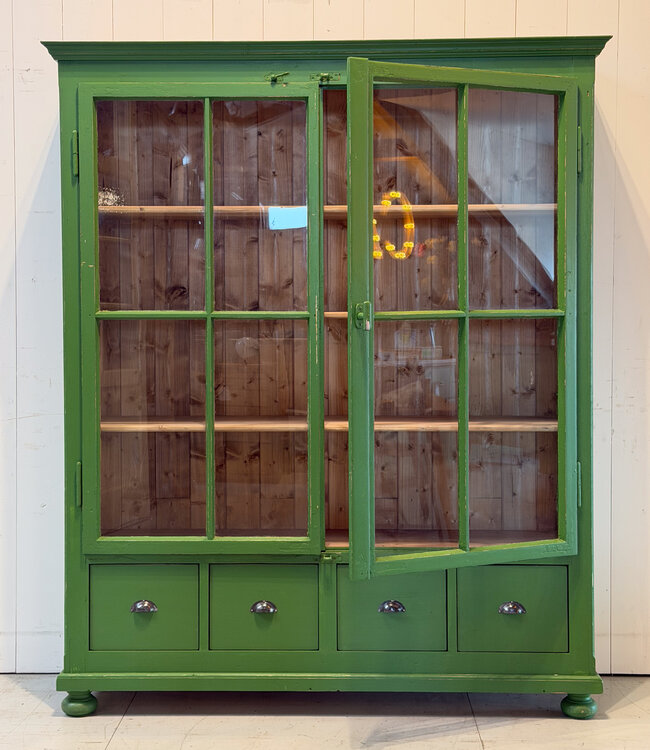 Grüner rustikaler Porzellanschrank aus Holz