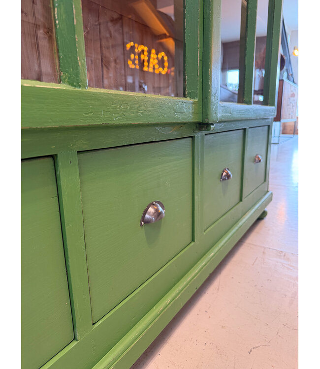 Green country-style wooden dresser
