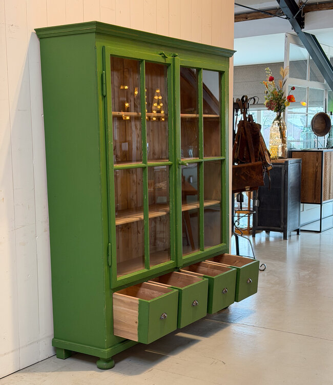 Grüner rustikaler Porzellanschrank aus Holz