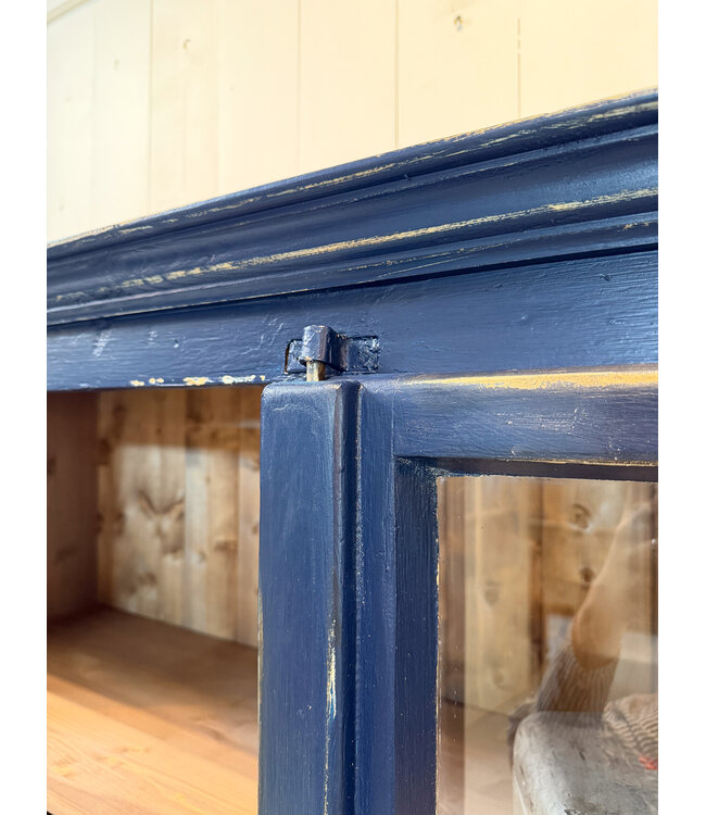 Vintage-Sideboard aus Holz mit altem Glas | Vitrine