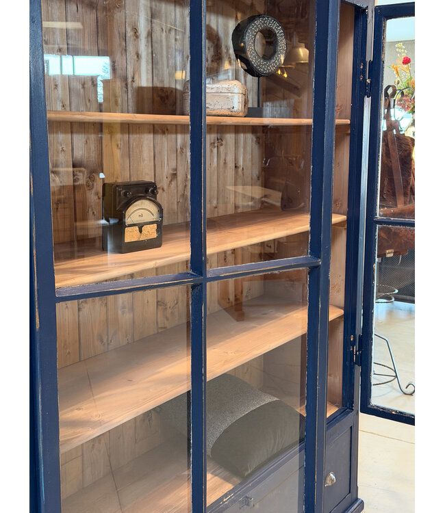 Vintage houten buffetkast met oud glas | Vitrinekast