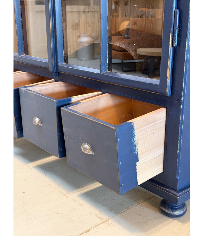 Vintage houten buffetkast met oud glas | Vitrinekast