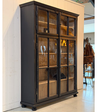 Vintage zwarte vitrinekast met oud glas