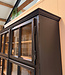 Vintage zwarte vitrinekast met oud glas