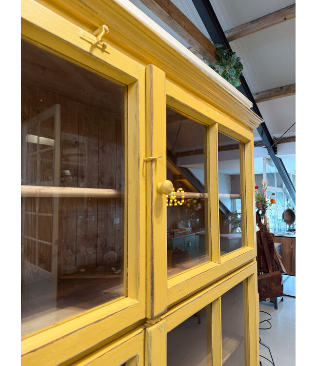 Porzellanschrank aus Holz - gelb