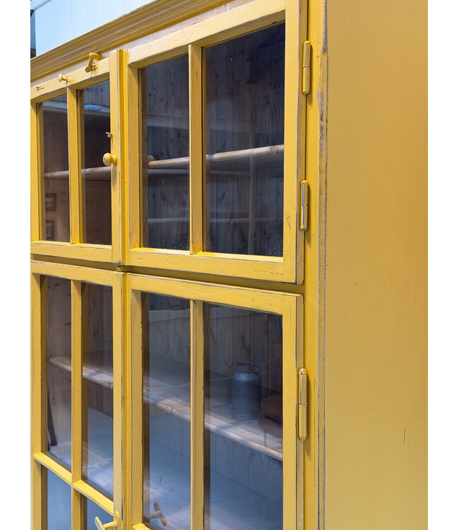 Porzellanschrank aus Holz - gelb