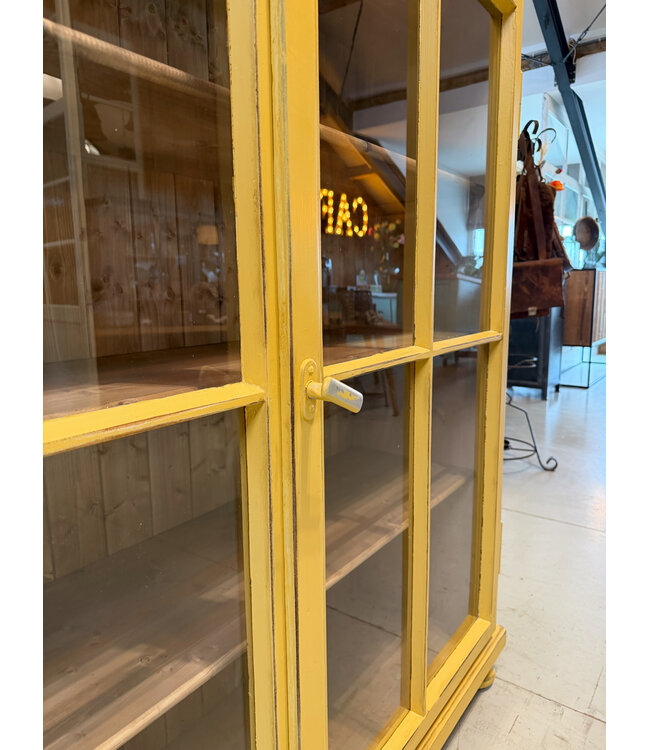 Porzellanschrank aus Holz - gelb
