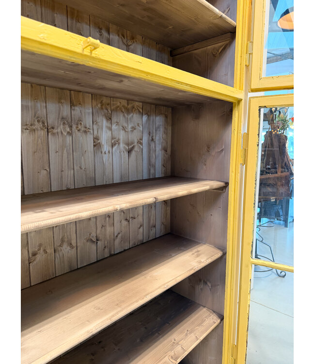 Porzellanschrank aus Holz - gelb