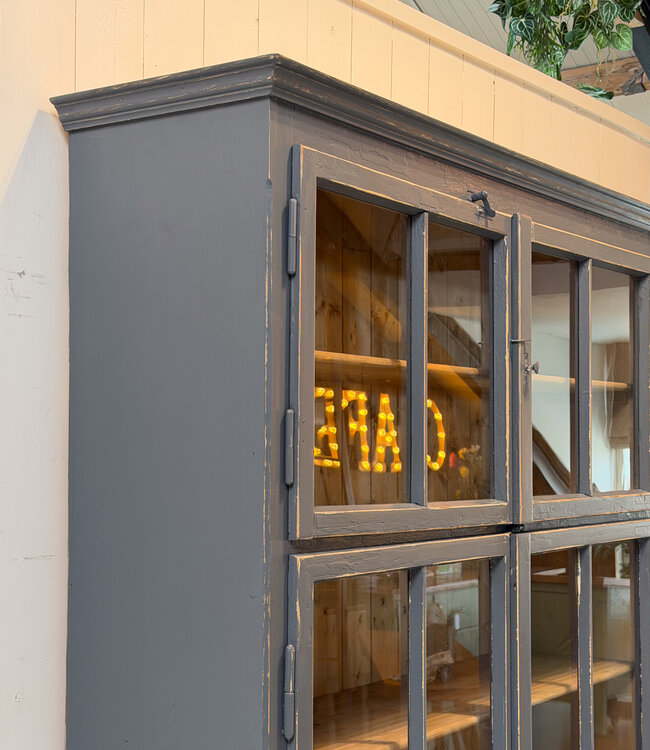 Porzellanschrank aus Holz – graublau