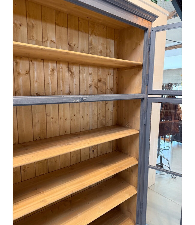 Porzellanschrank aus Holz – graublau