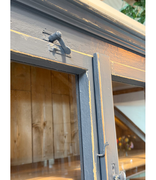 Porzellanschrank aus Holz – graublau