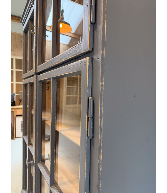 Porzellanschrank aus Holz – graublau