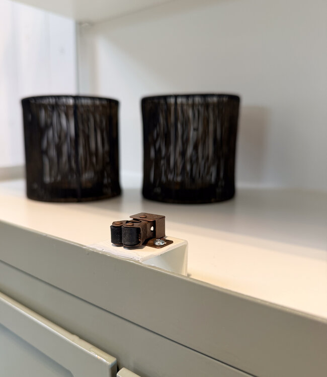 Grüne Stahlvitrine Leiden mit Schubladen und Türen | Maßanfertigung