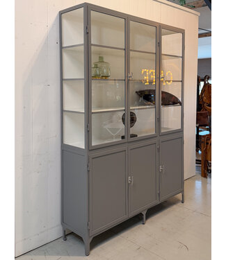 Gray display case Utrecht | Custom steel display case