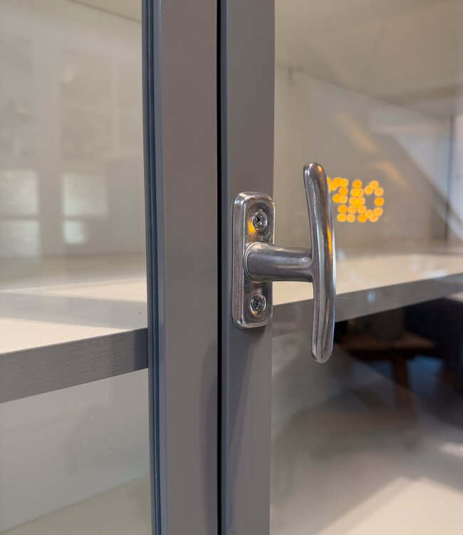 Graue Vitrine Utrecht | Maßgefertigte Stahlvitrine