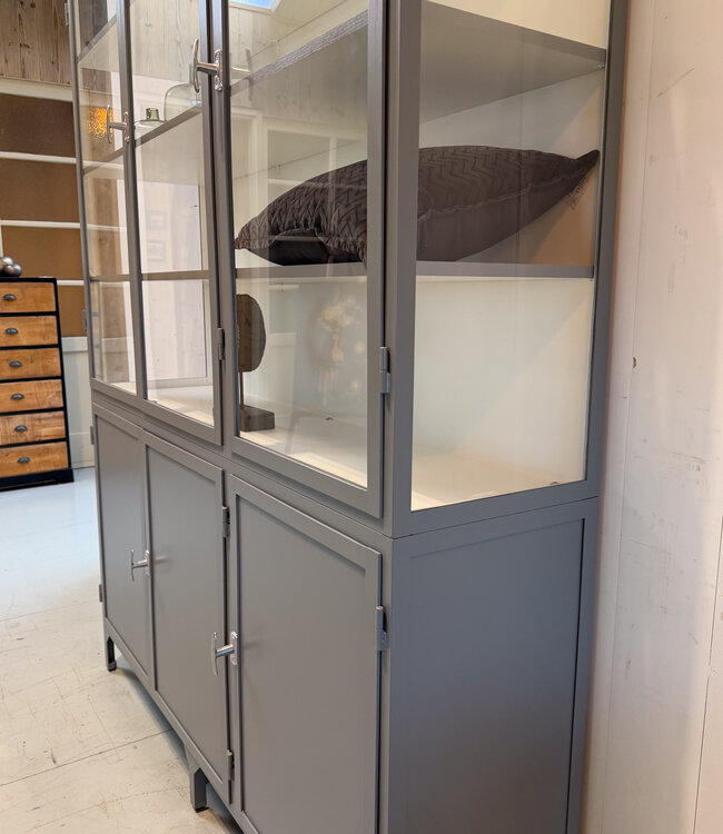 Graue Vitrine Utrecht | Maßgefertigte Stahlvitrine