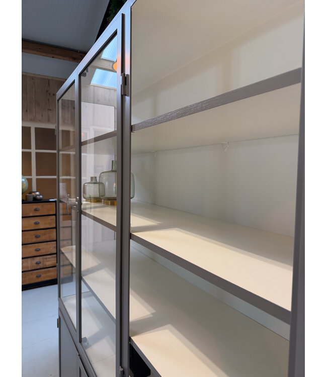 Graue Vitrine Utrecht | Maßgefertigte Stahlvitrine