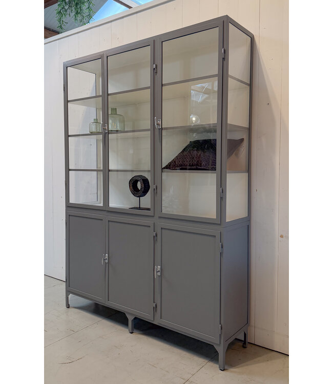 Graue Vitrine Utrecht | Maßgefertigte Stahlvitrine