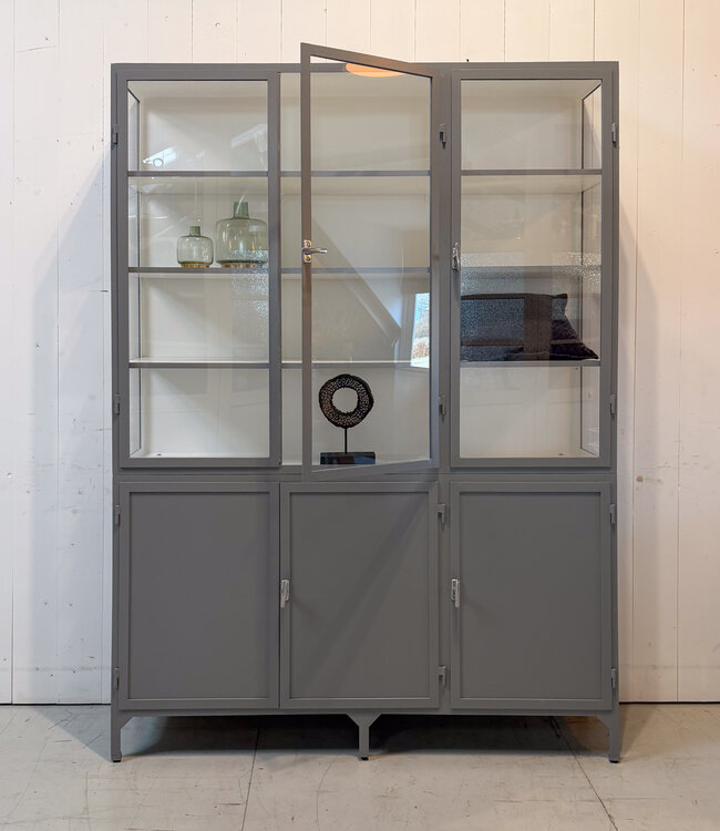 Graue Vitrine Utrecht | Maßgefertigte Stahlvitrine