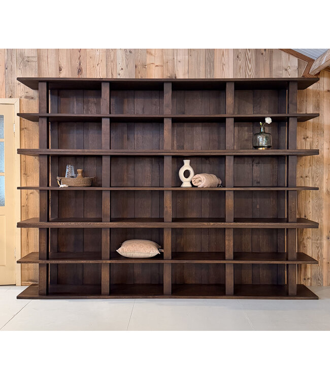 Showroom model | Custom oak shelving unit