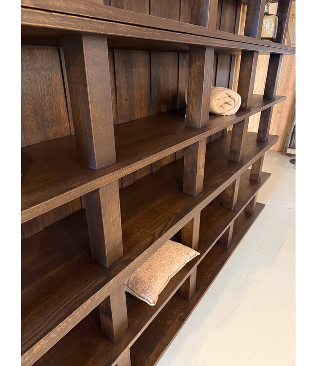 Showroom model | Custom oak shelving unit