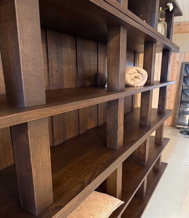 Showroommodel | Maatwerk eiken vakkenkast