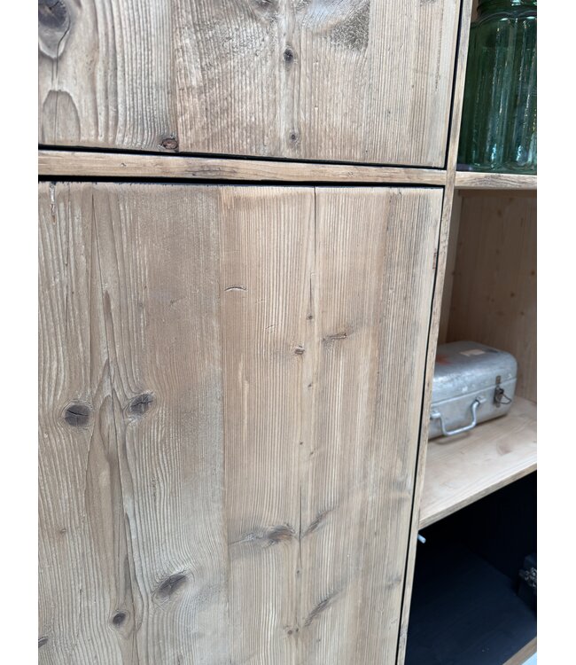 Maßgefertigter Wandschrank aus Altholz | Schrank aus altem Alpenholz