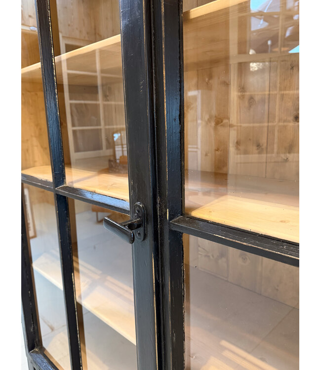 Vintage-Buffetschrank aus schwarzem Holz mit alter Glasscheibe