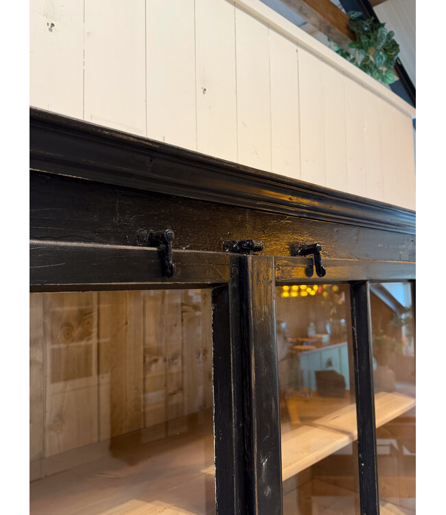 Vintage-Buffetschrank aus schwarzem Holz mit alter Glasscheibe