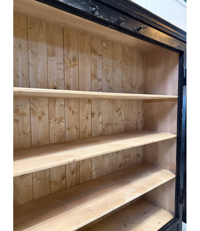 Vintage-Buffetschrank aus schwarzem Holz mit alter Glasscheibe