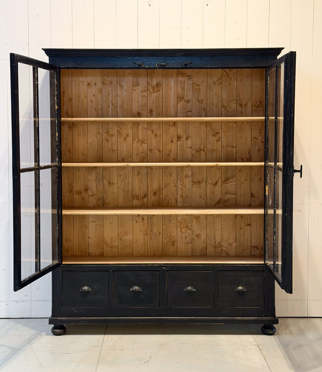 Vintage-Buffetschrank aus schwarzem Holz mit alter Glasscheibe