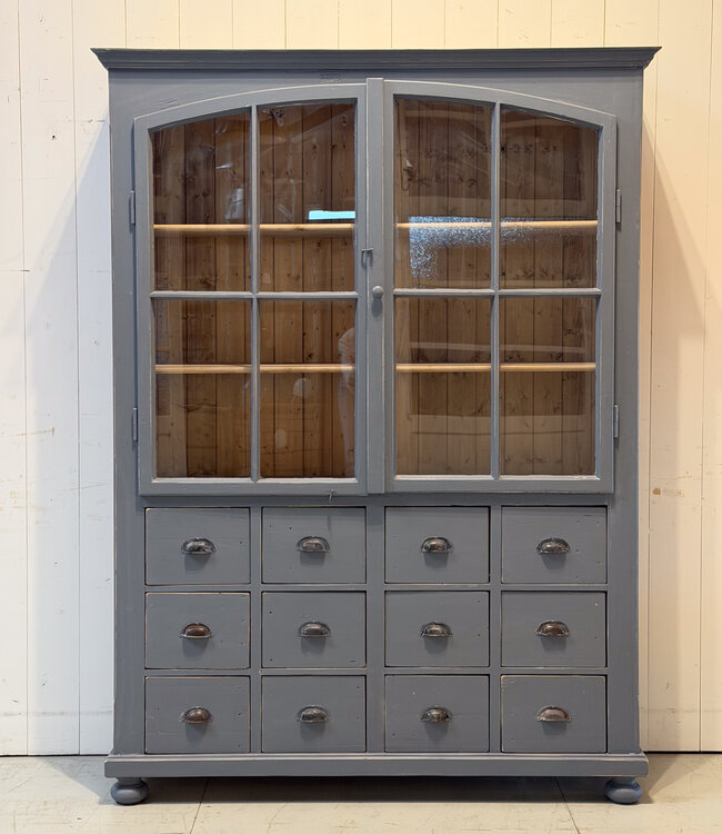 Grauer Vitrinenschrank mit Glastüren und 12 Schubladen | Buffetschrank