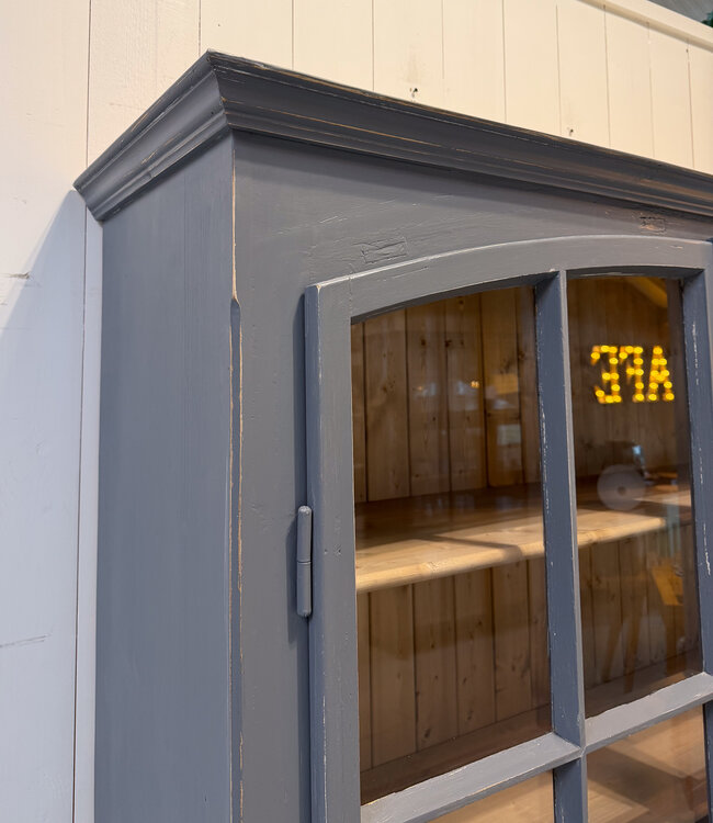 Grauer Vitrinenschrank mit Glastüren und 12 Schubladen | Buffetschrank