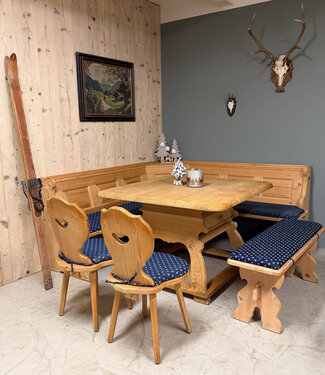 Oldwood Austrian seating area | Stube dining area | Vintage corner sofa