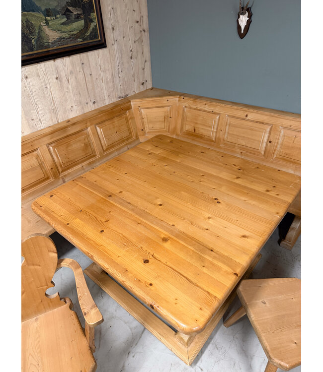 Sitzbereich der Stube in den österreichischen Alpen