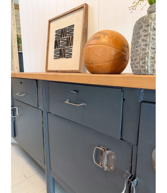 Vintage stalen dressoir met lades en deuren