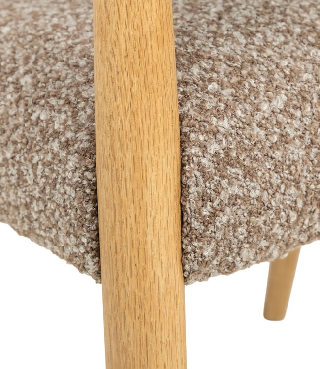 Stoel Noor | Eetkamerstoel met houten poten & armleuning | bruin