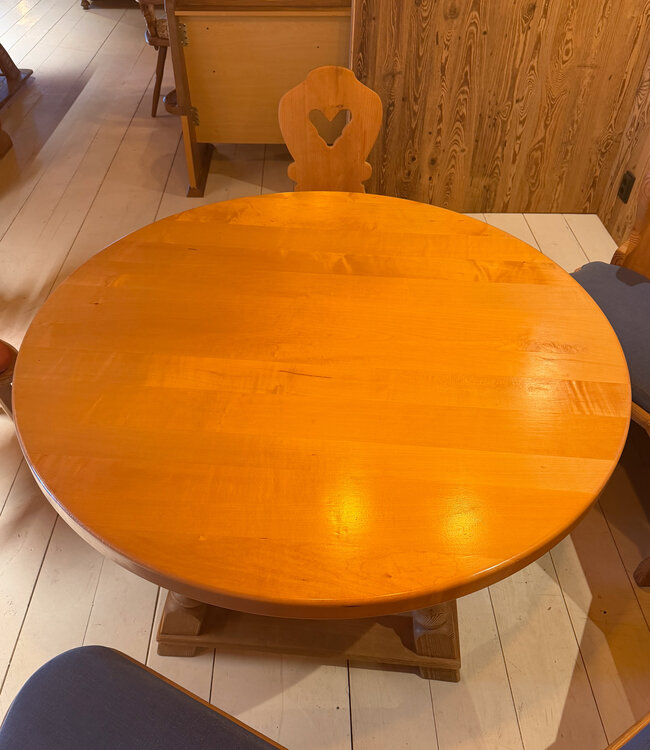 Österreichische Rundsitzgruppe | Stube-Sitzbereich | Rundes Sofa mit Tisch und Stühlen